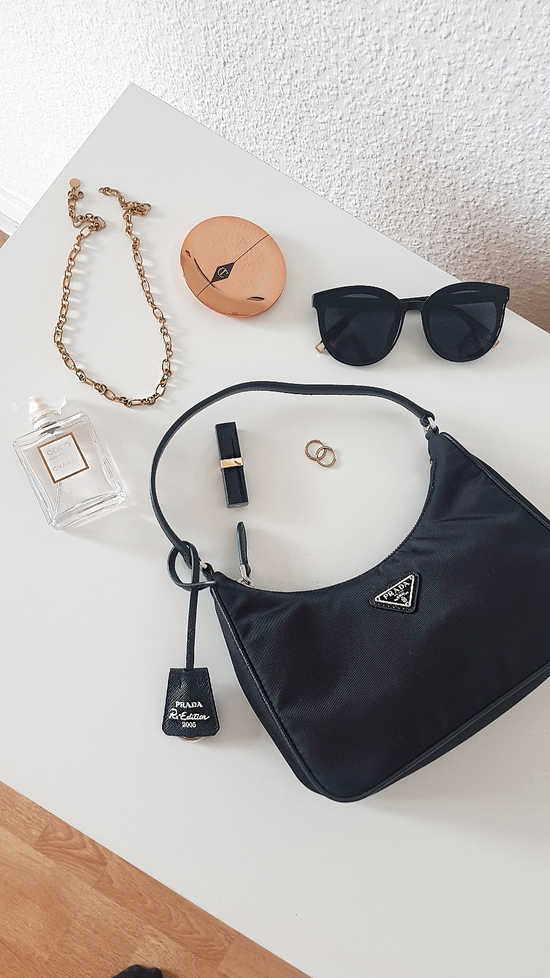 Prada 2005 Re-Edition Nylon und Inhalt Details